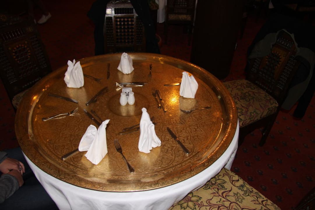 Eingedeckter Tisch im marokkanischen Restaurant Pickalbatros Alf Leila Wa Leila Resort - Neverland Hurghada