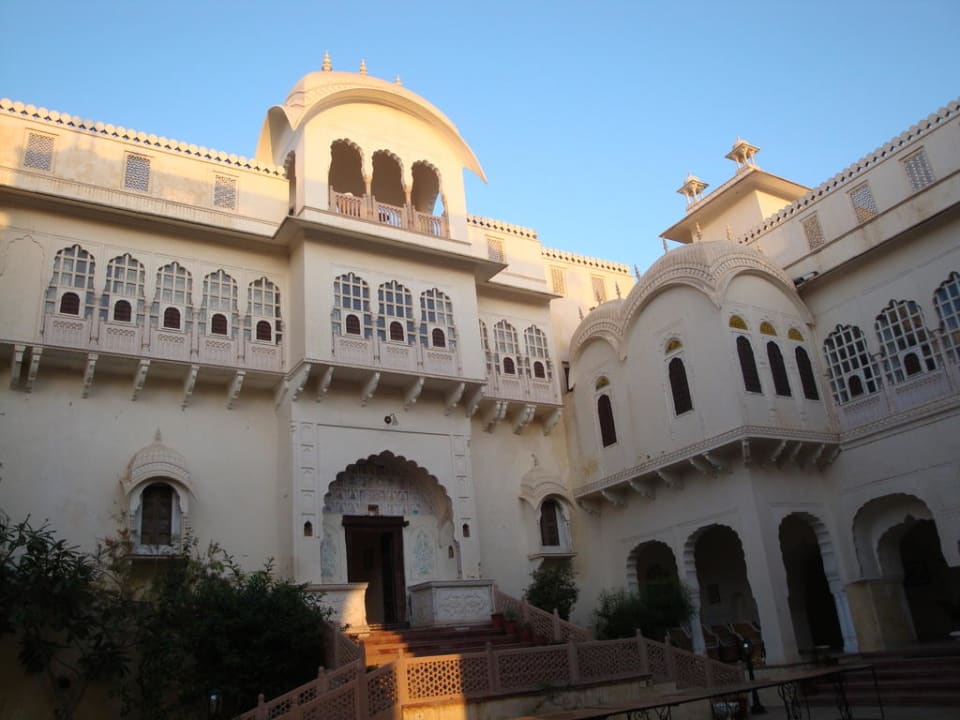 Ein Teil der Außenfassade Alsisar Mahal - A Heritage Hotel