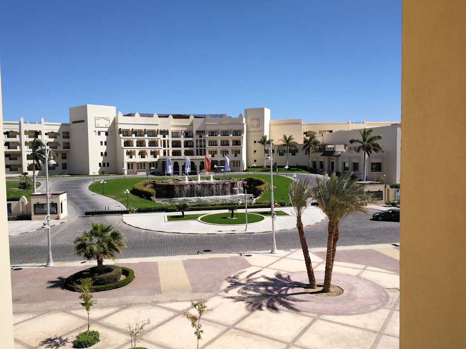 Das Hotel gegenüber, steigenberger Al dua.  Steigenberger Aqua Magic