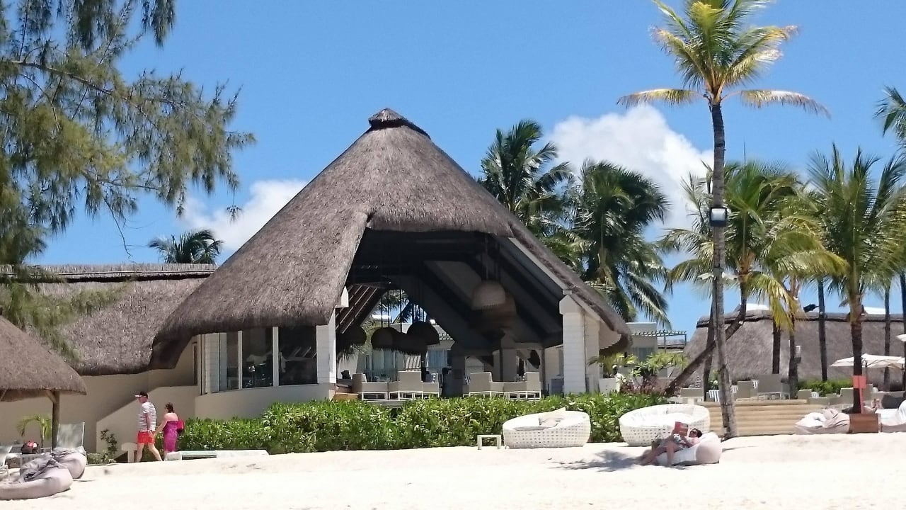 Aussicht vom Strand zur Poolbar Ambre Mauritius