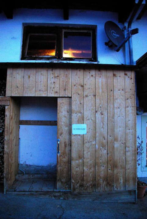 Skihaus vor dem Gebäude Ferienheim Foischinghof