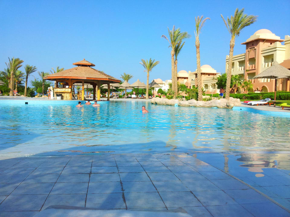 Бассейн с морской водой Serenity Alpha Beach