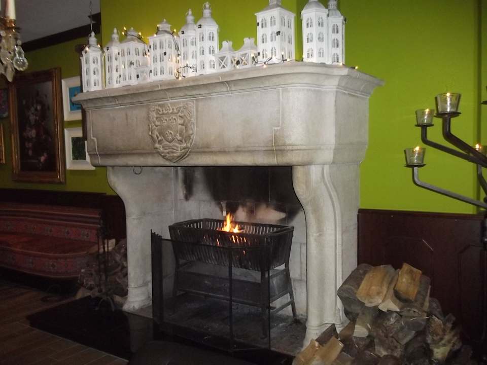 Lodernder Kamin vorm Hauptrestaurant Van der Valk Hotel A4 Schiphol