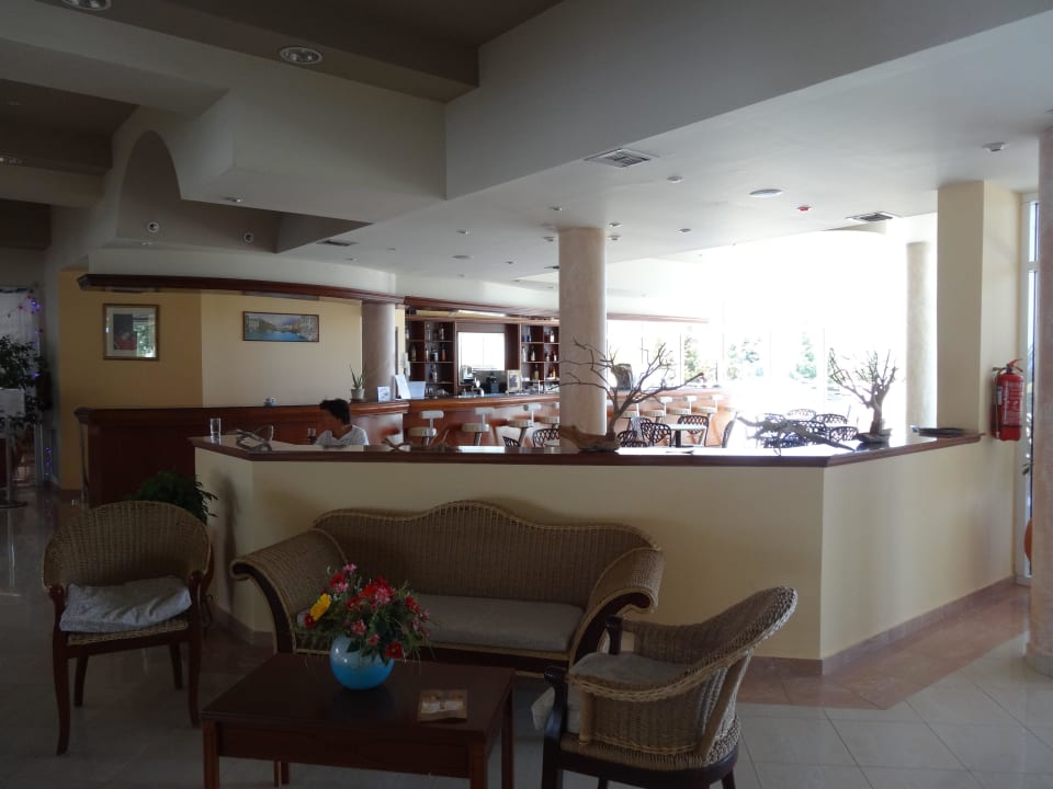 Bar und Lobby Sovereign Beach Hotel