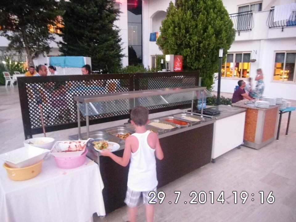 Abend Buffet am Pool Serenis Hotel