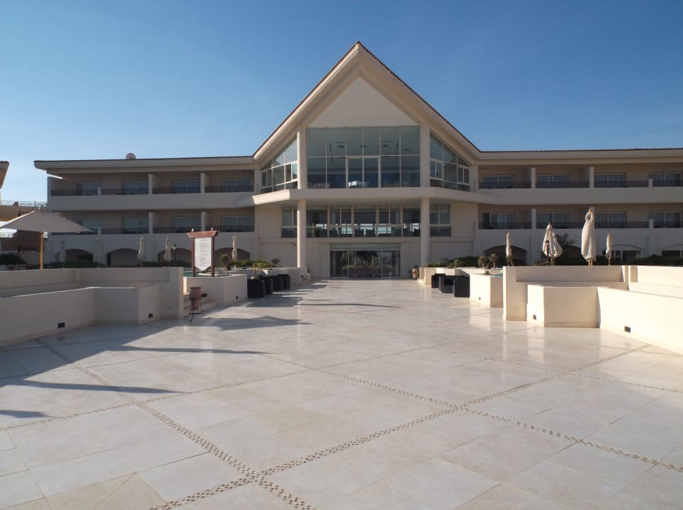 Etwas abseits das Beachgebäude Cleopatra Luxury Resort Makadi Bay