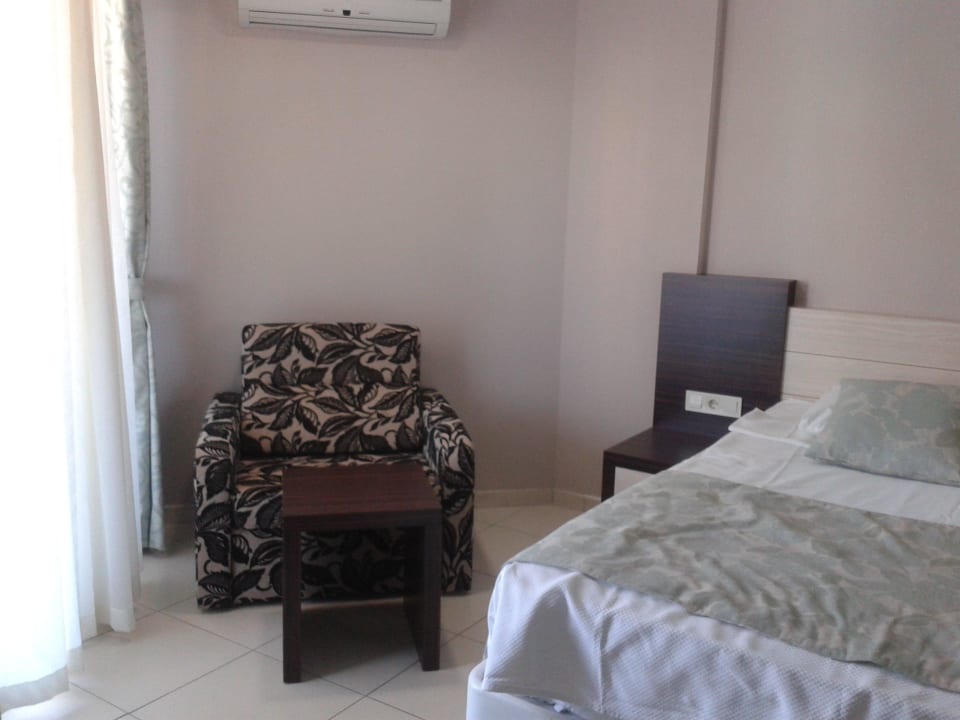 Fotel ze stolikiem  Opia Hotel