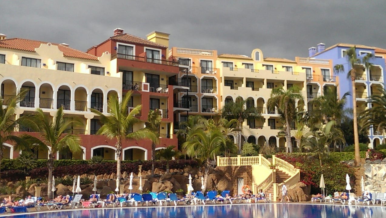 Blick vom Pool auf Hotel Bahia Principe Sunlight Costa Adeje