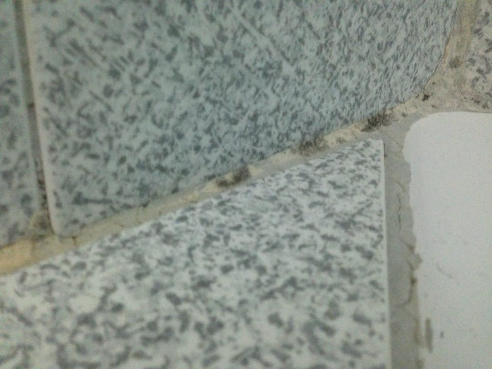 Schimmel an den Fugen der Badenwanne Hotel Kathrin Beach