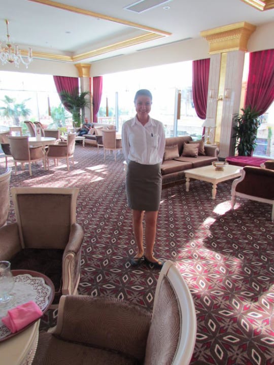 Servicekraft im Lobbybereich Diamond Excellence Resort & Spa