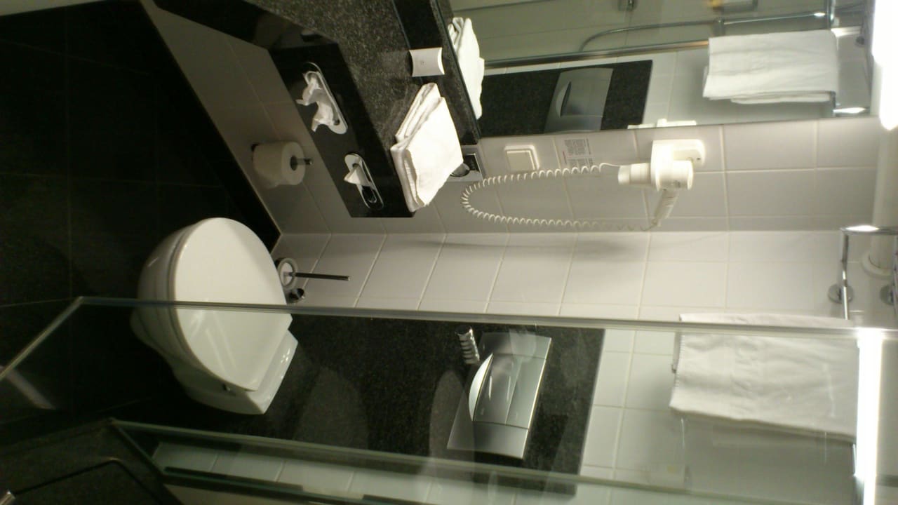 Kleines Bad vom Doppelzimmer IntercityHotel Nürnberg