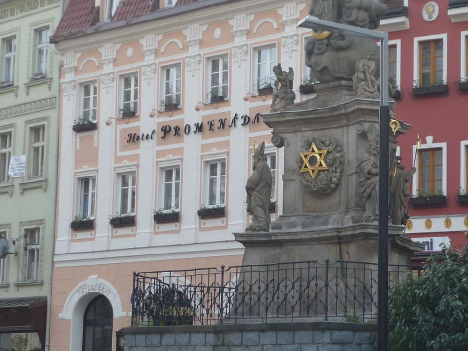 Pestsäule vor dem Hotel Hotel Promenáda