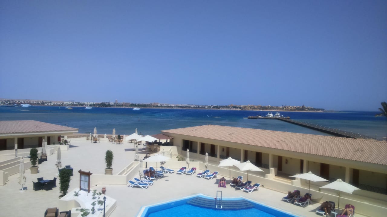 Pool mit Blick zum Meer Cleopatra Luxury Resort Makadi Bay