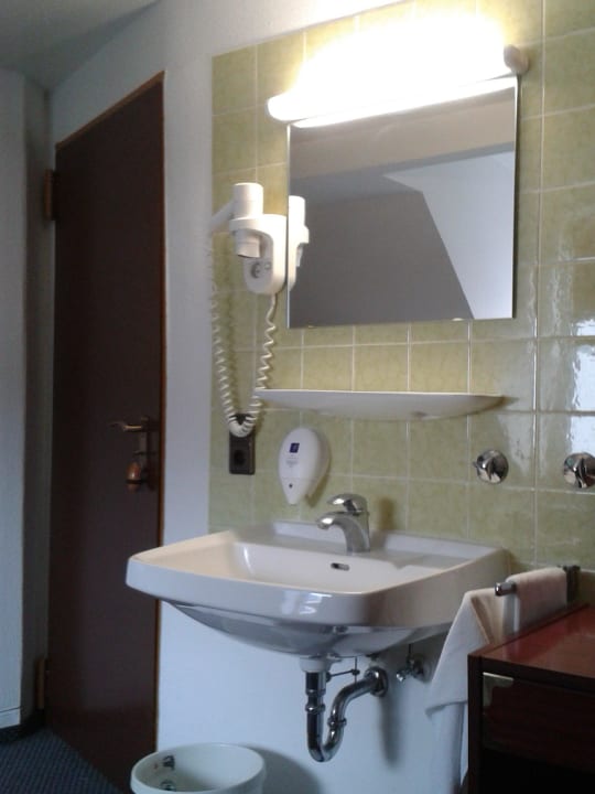 Direkt im Zimmer befindet sich ein Waschbecken... Hotel am Chlodwigplatz