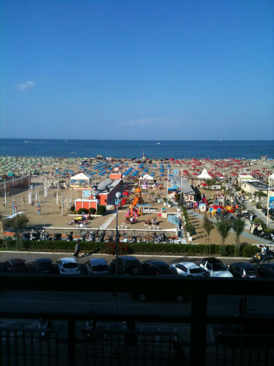 Unser Ausblick vom Hotel auf den Strand Hotel Corallo Rimini