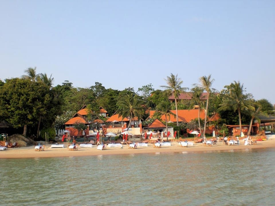 Blick von Meer auf hoteleigenen Strand Renaissance Koh Samui Resort & Spa