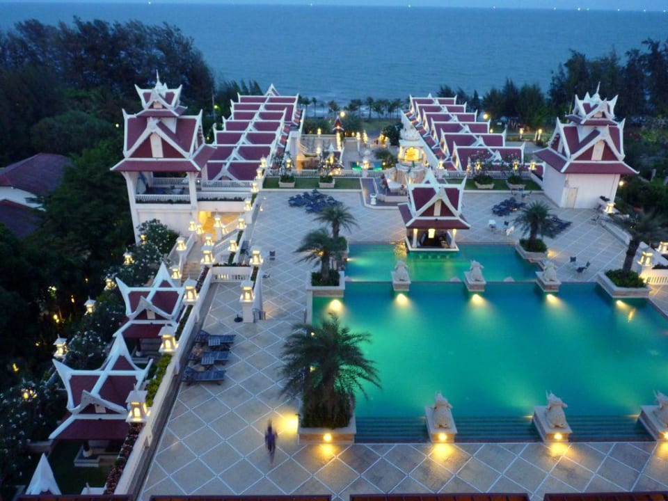 Der untere Pool in der Dämmerung Hotel Grand Pacific Sovereign Resort & Spa