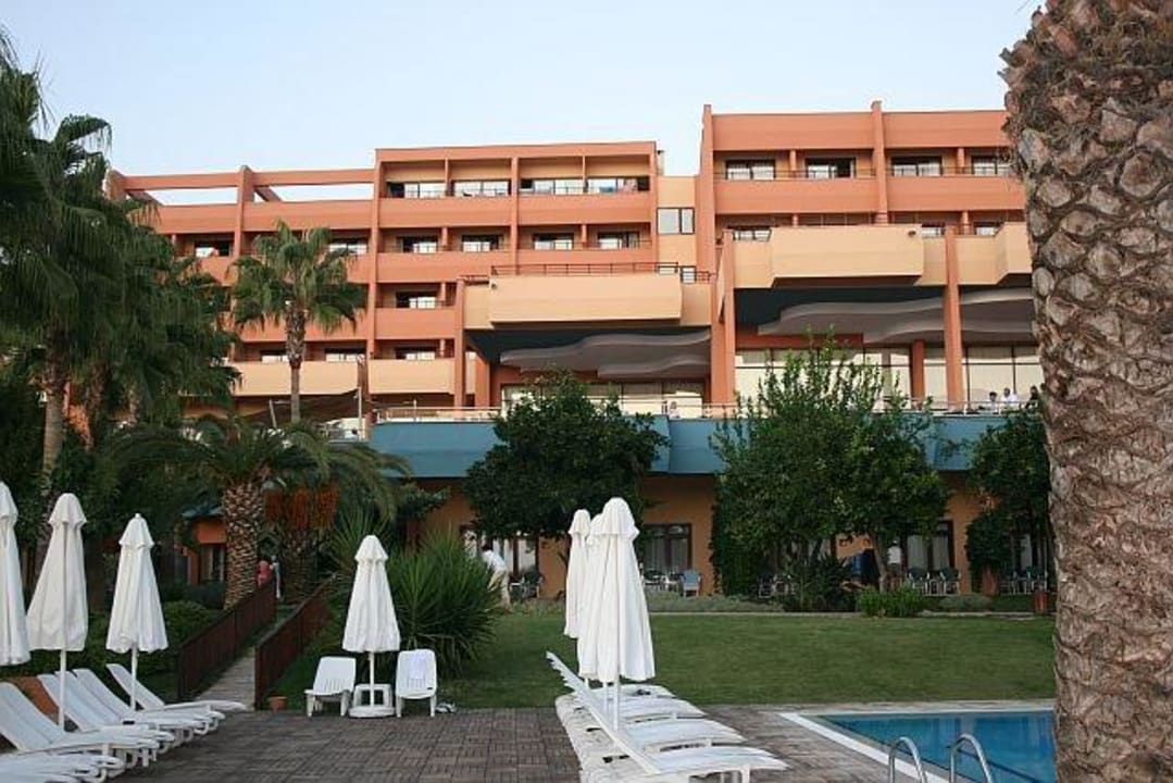 Hotelhauptgebäude vom Pool aus Hotel Grand Side