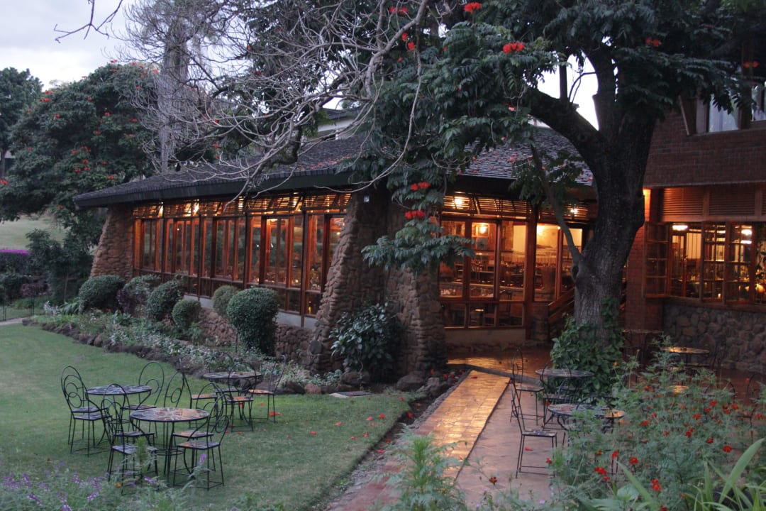 Restaurant vom Garten aus Manyara Wildlife Safari Camp