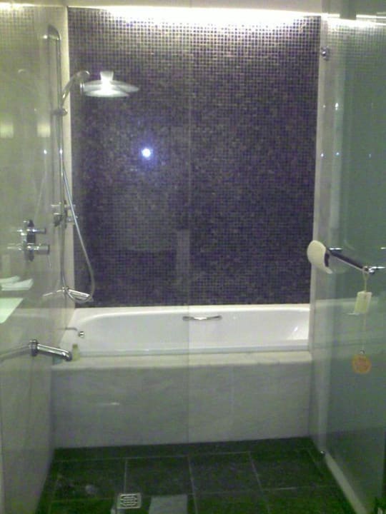 Badezimmer mit Dusche & Wanne The Stay Boulevard Nisantasi