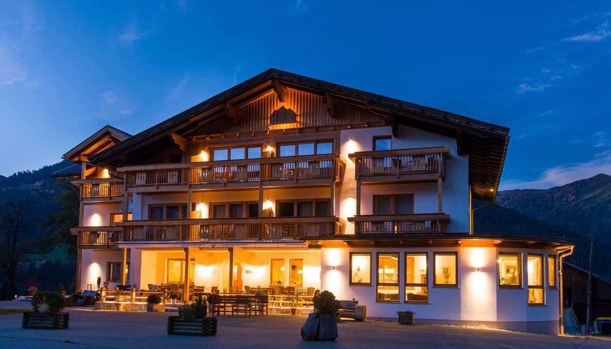 Außenansicht Hotel Alpenhof Wolayersee