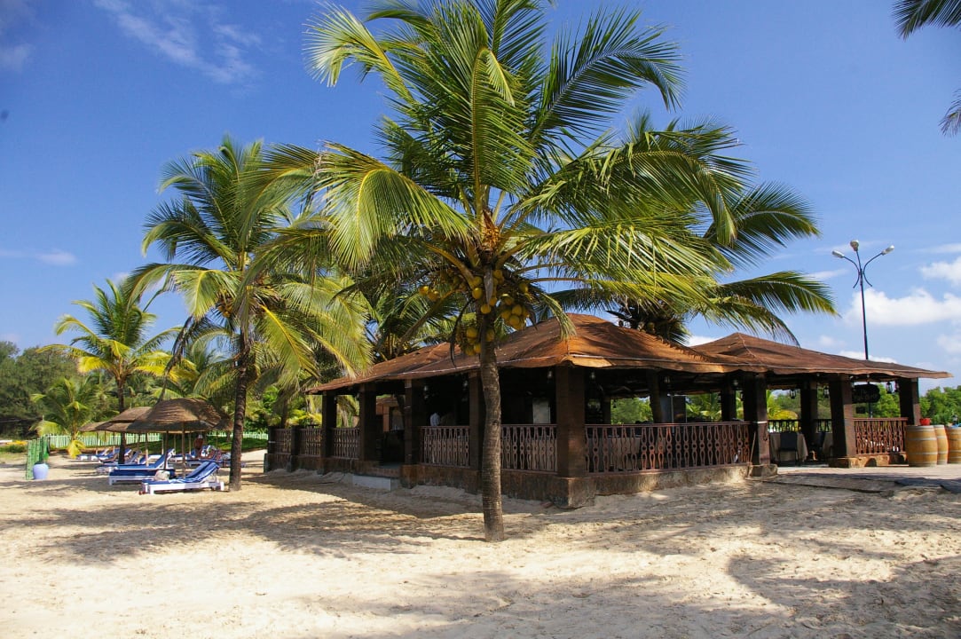 Strandbar vom Strand aus Hotel Holiday Inn Resort Goa