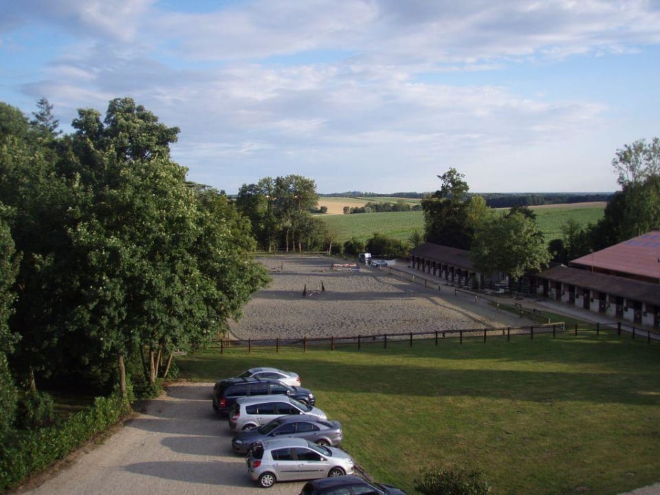 Zimmeraussicht Parkplatz 1 Hotel Château de Sancy la Catounière
