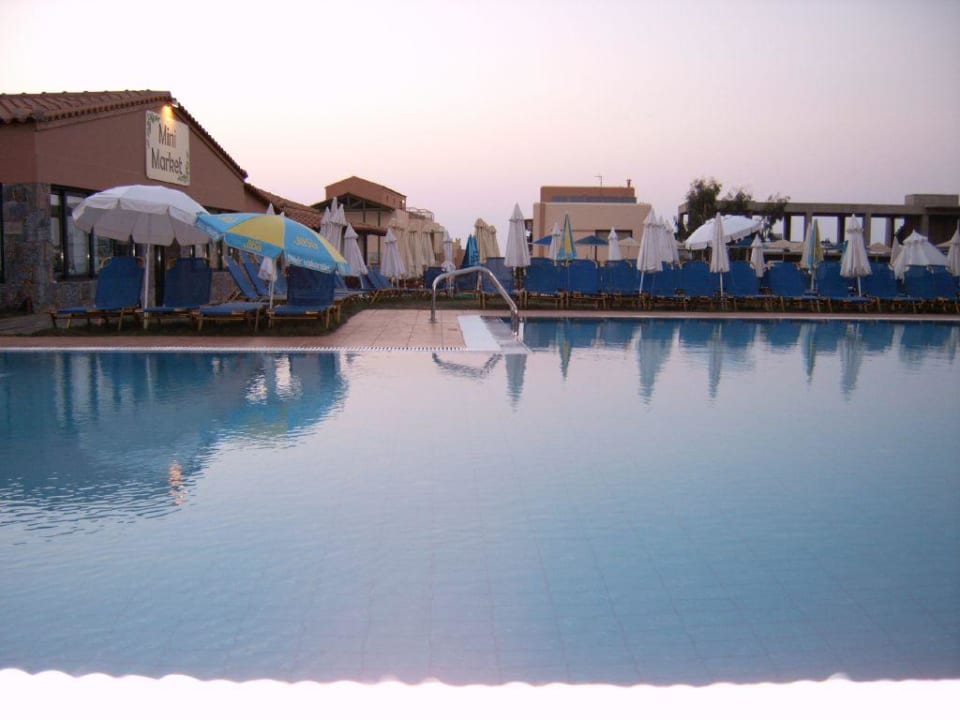 Liegen für die Massen im Vasia Beach Vasia Resort & Spa