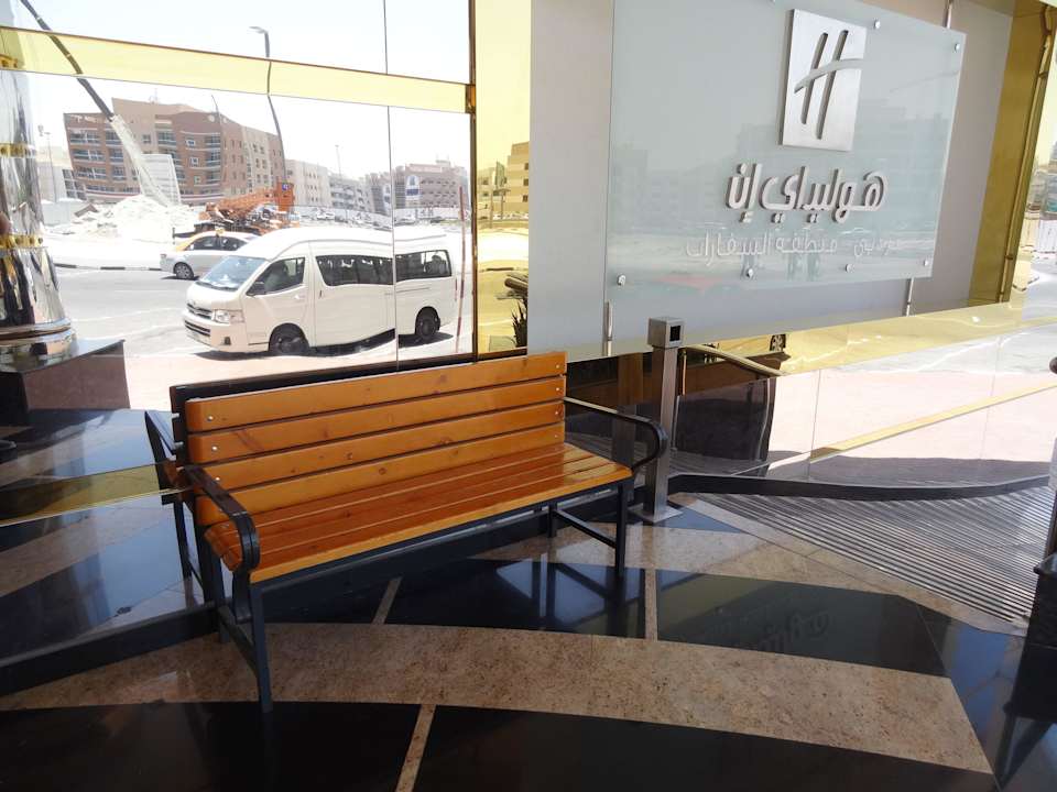 "Raucherbank" im Eingangsbereich Holiday Inn Bur Dubai - Embassy District