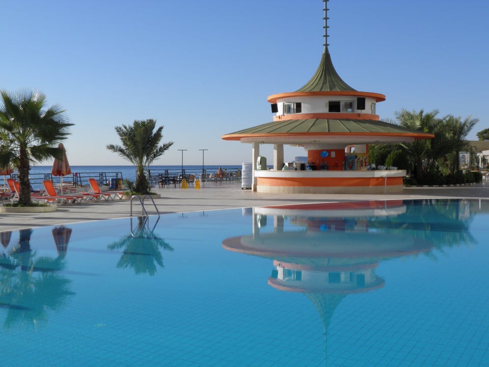 Bar nad basenem Corendon Playa Kemer