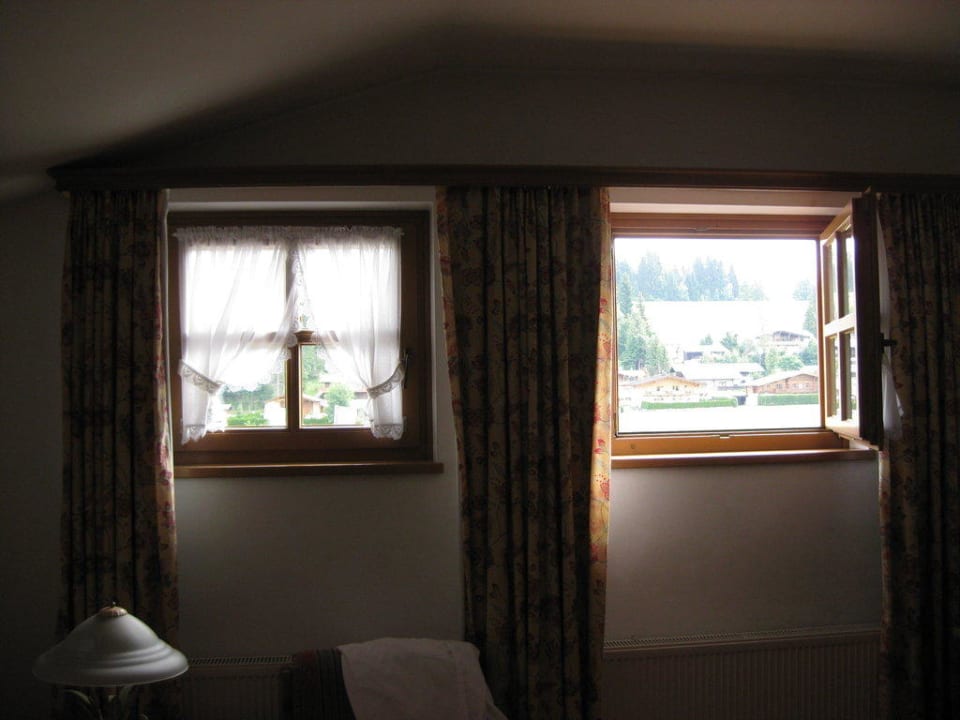 Wenig Ausblick durch sehr kleine Fenster Lisi Family Hotel Reith bei Kitzbühel