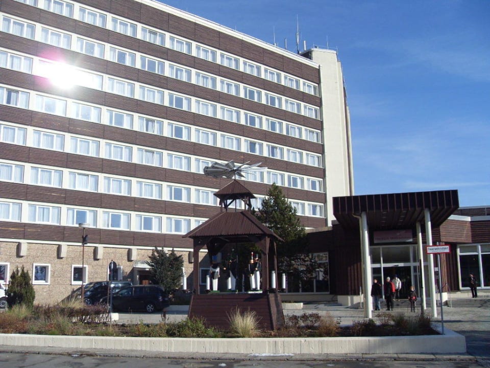 Hoteleingang AHORN Hotel Am Fichtelberg