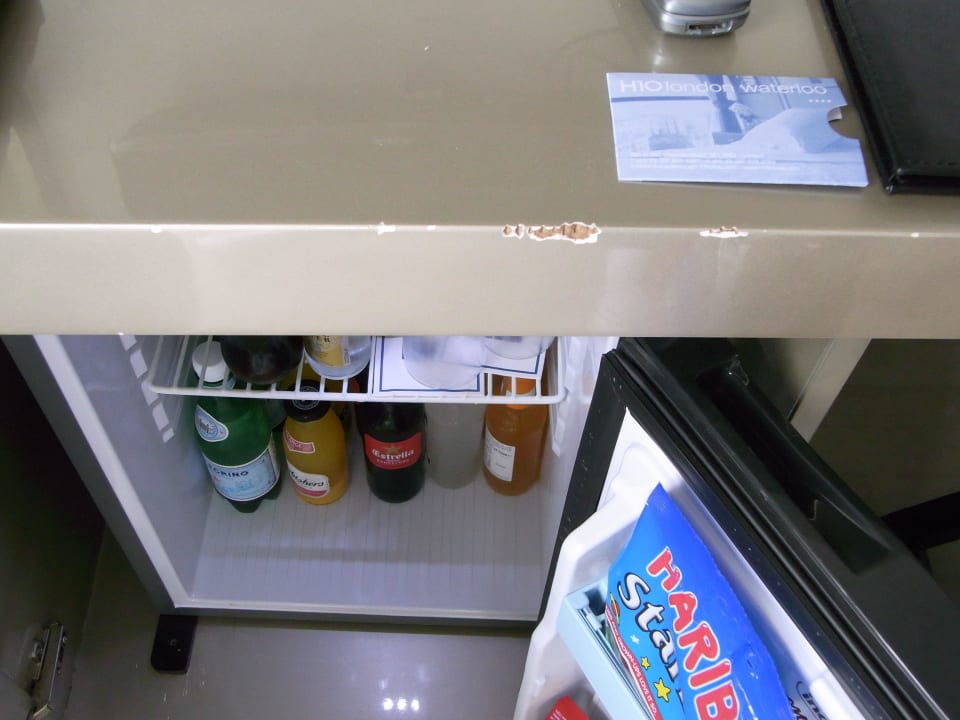 Kerben an Mobiliar wegen fehlender Flaschenöffner Hotel H10 London Waterloo