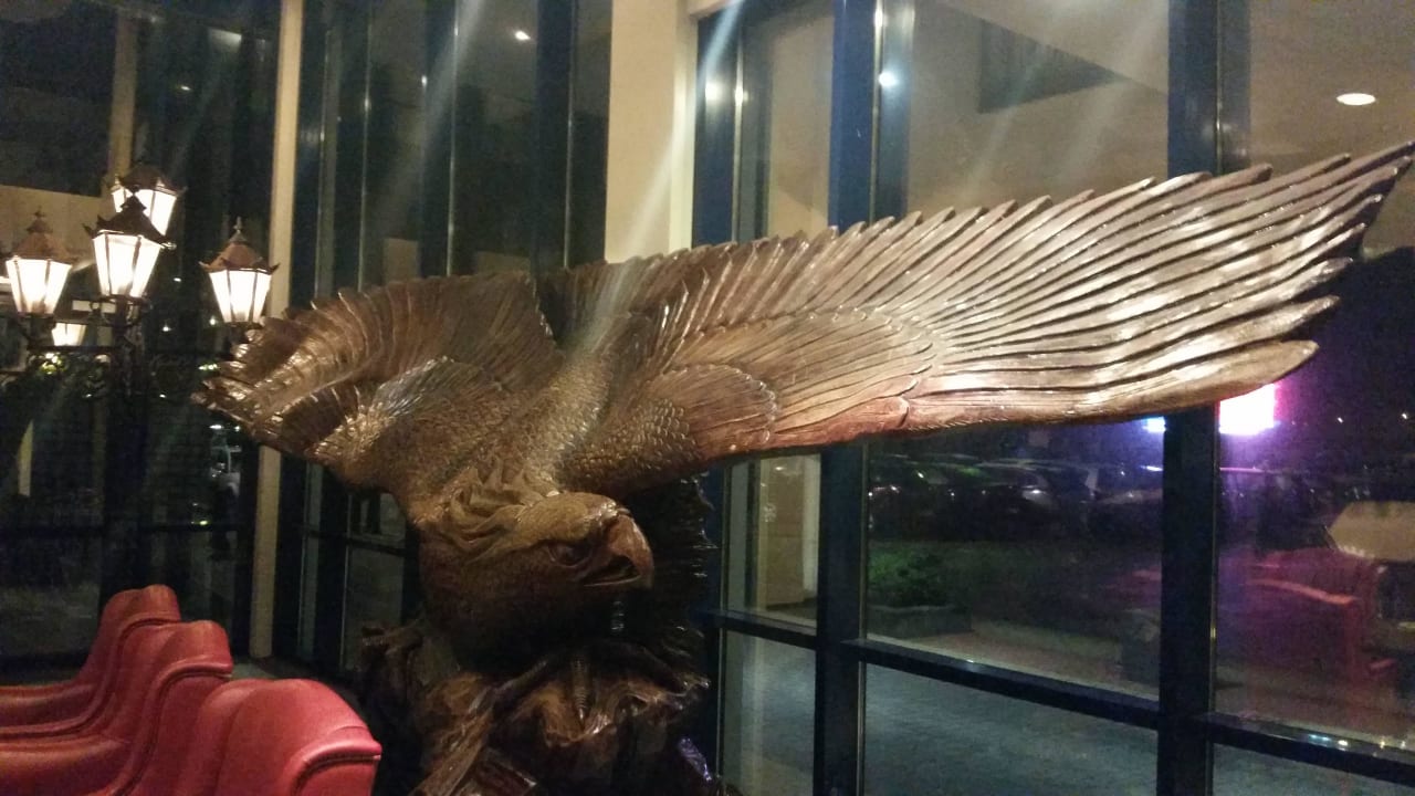 Statue im Eingangsbereich Van der Valk Hotel A4 Schiphol