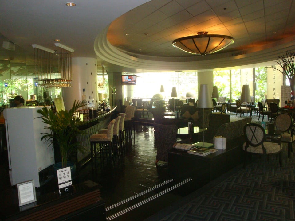 Beider Bar war auch ein Außenbereich für Raucher The Athenee Hotel, a Luxury Collection Hotel, Bangkok