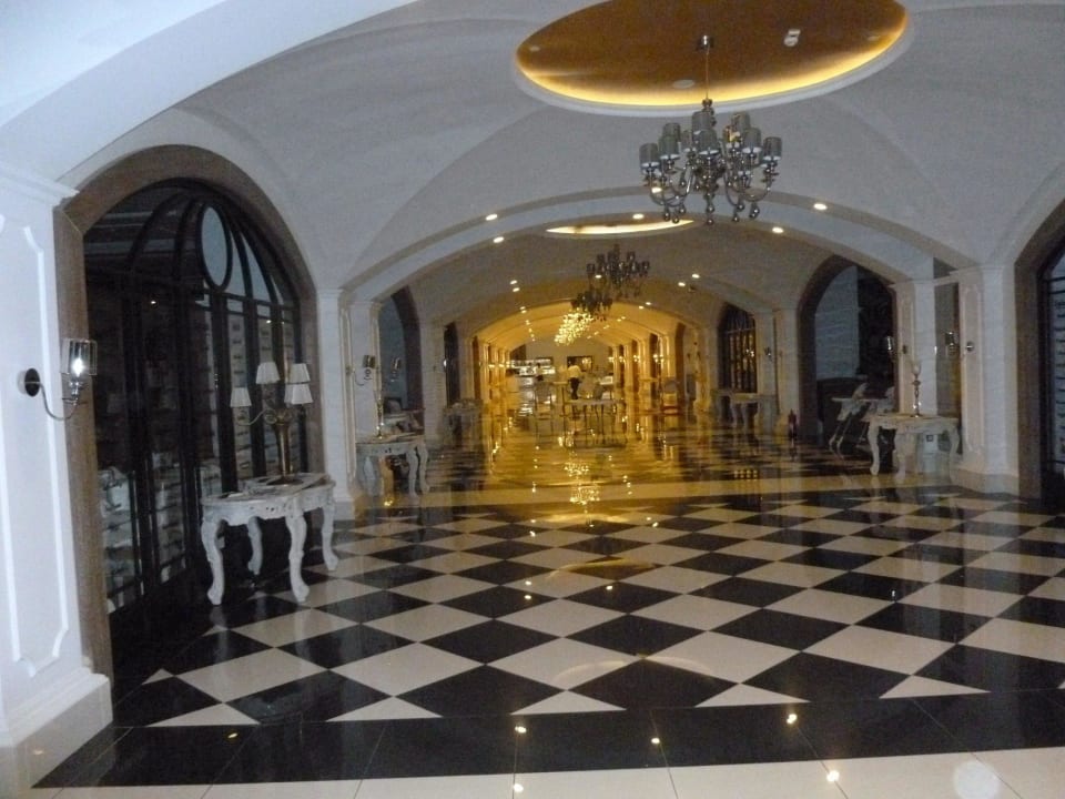 Allée des salles au resto principal Hotel Delphin Imperial