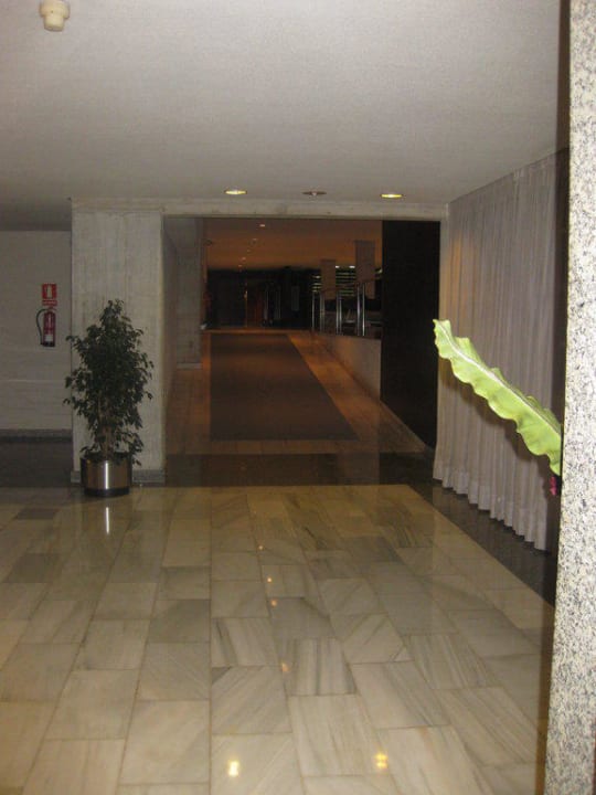Weg zum Lift Hipotels Mediterraneo