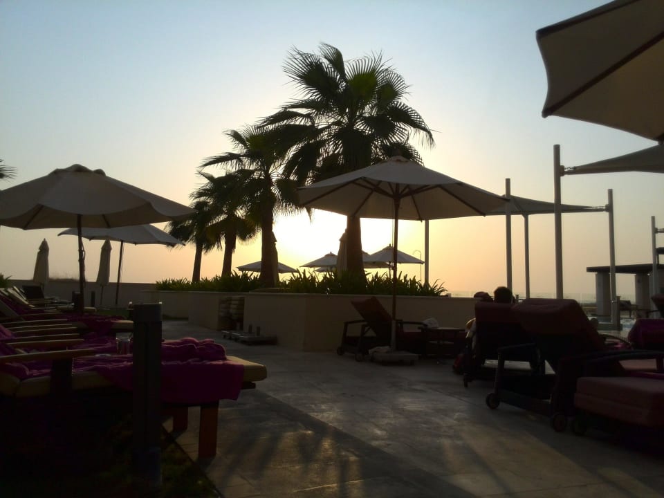 Sonnenuntergang am Pool Crowne Plaza Hotel Yas Island