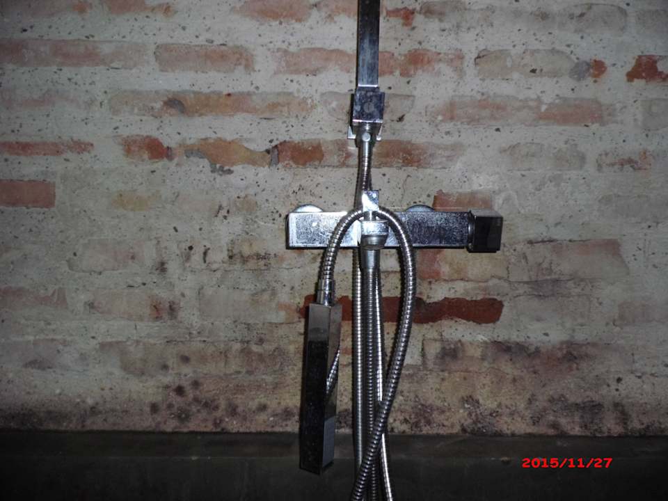 Duschamatur ringsum Schimmel Hotel DingDong Nuns