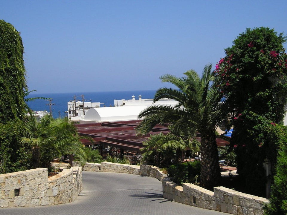 Weg zum Animationspool Grand Hotel Holiday Resort