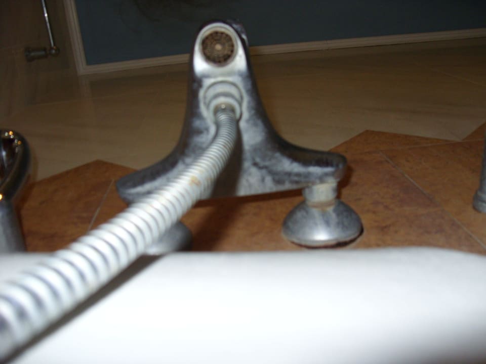 Badewanne. Löst sich aus der Wand und Rost/Kalk Porto Bello Beach