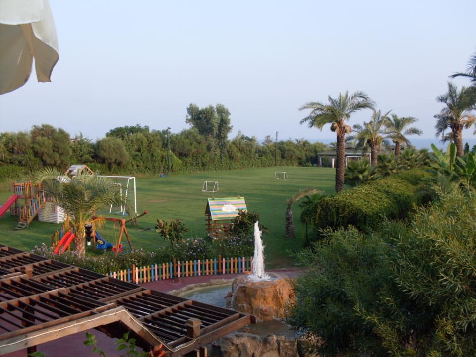 Blick auf Fußballplatz Hotel Turan Prince