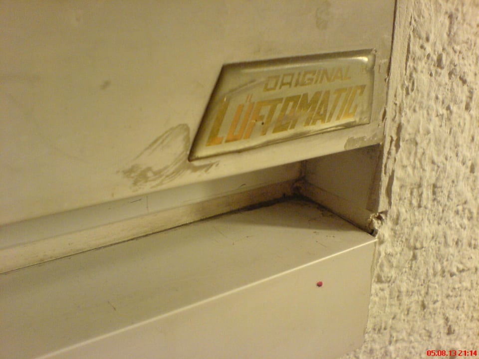 Fensterrahmen - Schmutz ibis budget Salzburg Airport