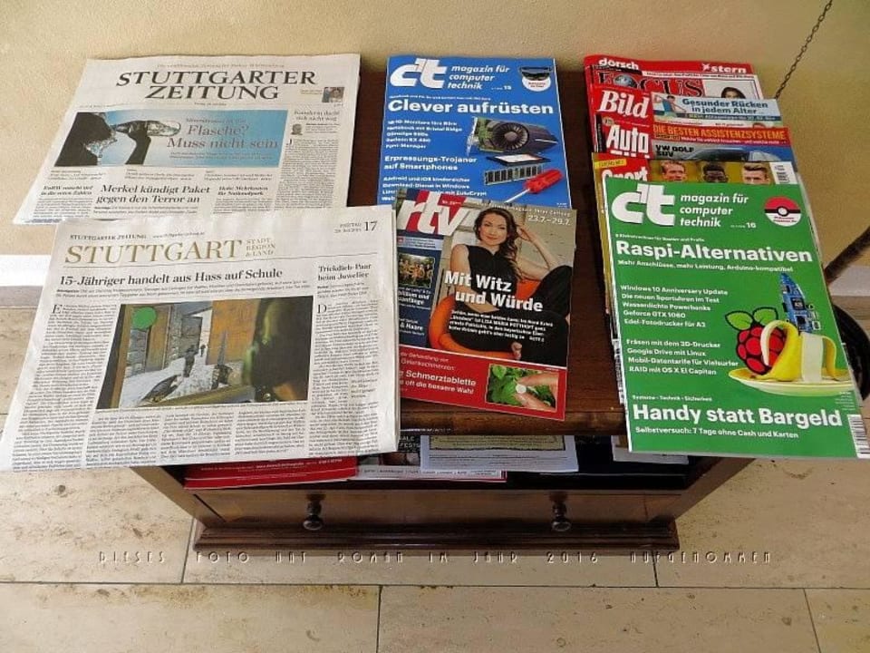 Zeitschriften und Zeitung im Frühstücksraum Hotel Königin Olga