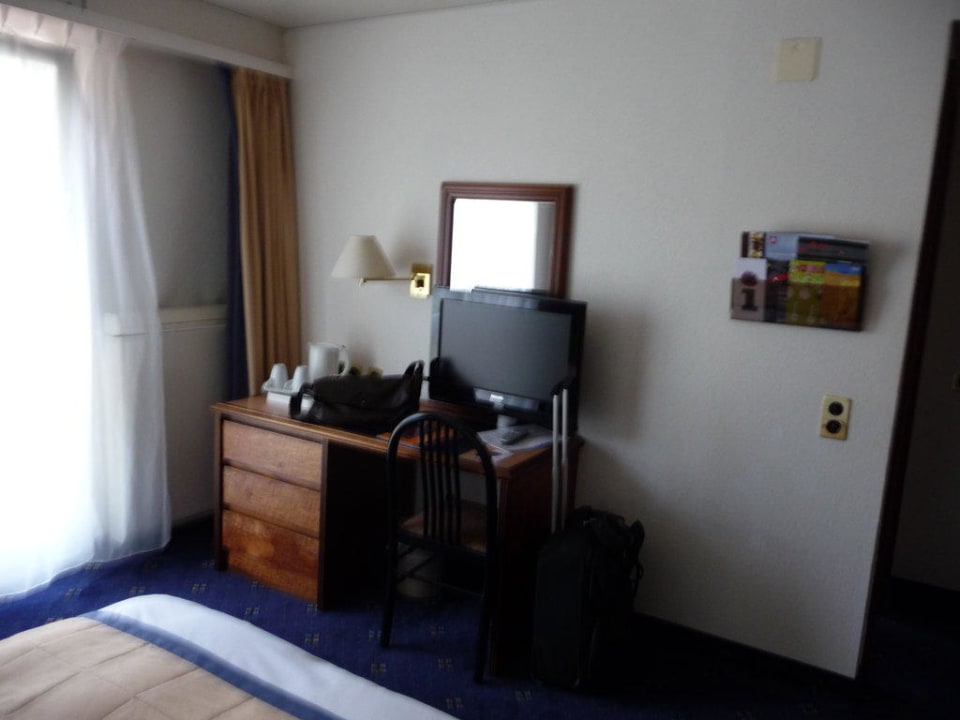 Schreibtisch, TV Hotel Mercure Plaza Biel
