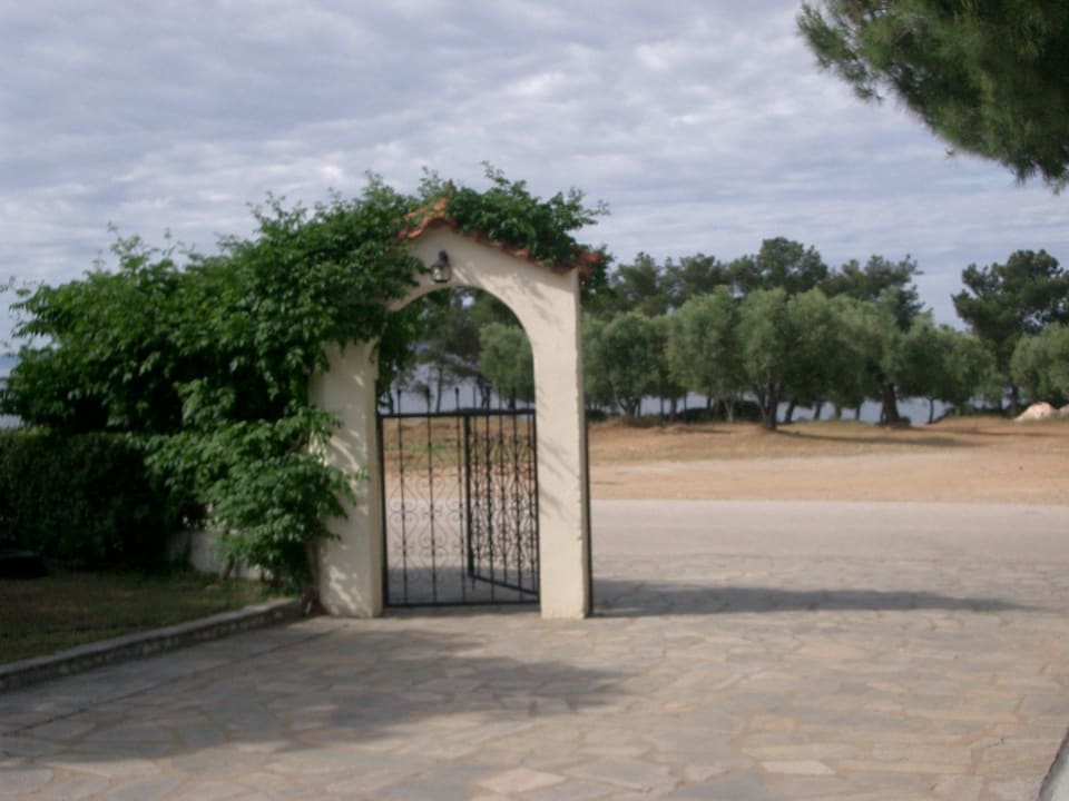 Ein Ausgang zum Strand Blue Dolphin Resort Hotel