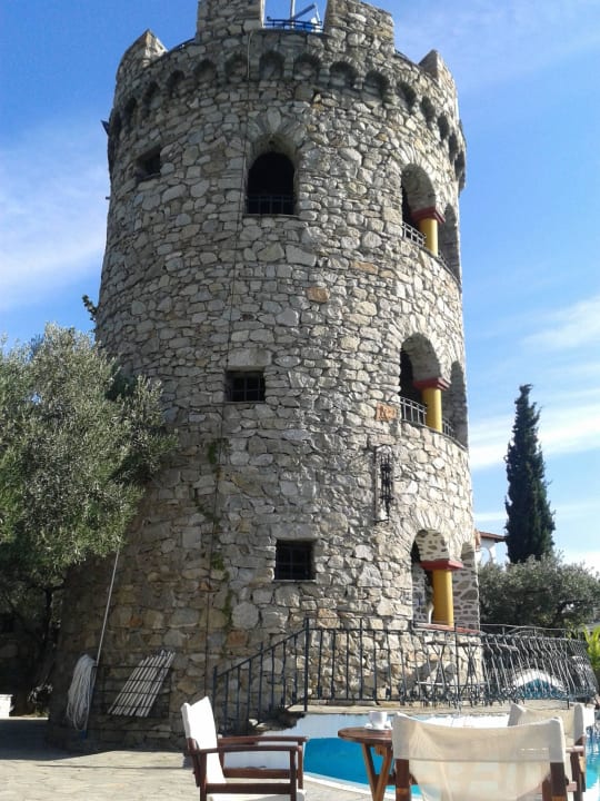 Burgturm mit Bar Hotel Geranion Village