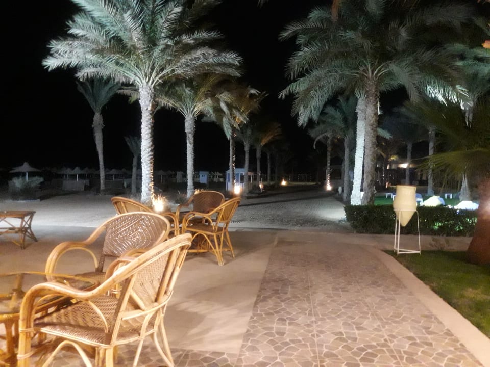 Blick von der Strandbar auf den Strand bei Nacht LABRANDA Royal Makadi