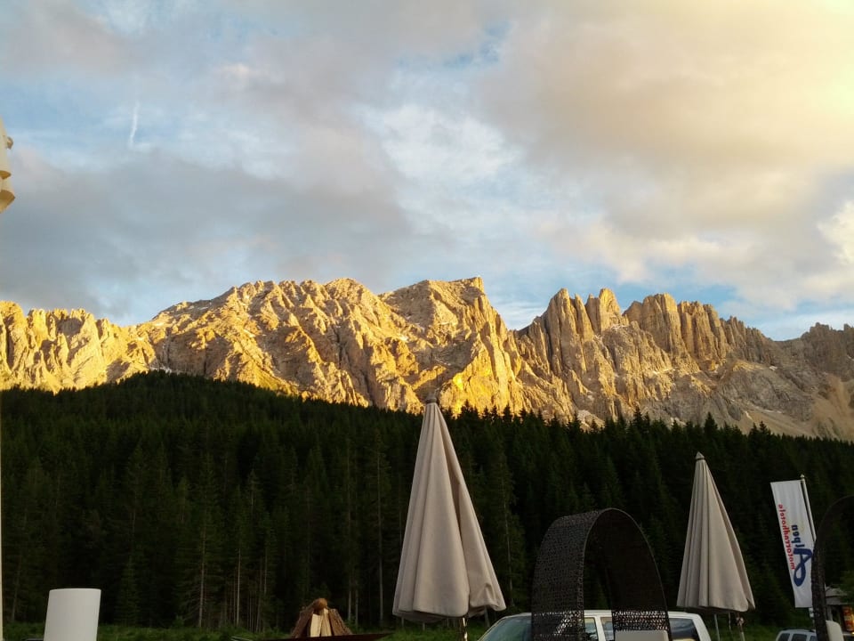Blick von der Hotelterrasse auf das Latemar Hotel Alpenrose