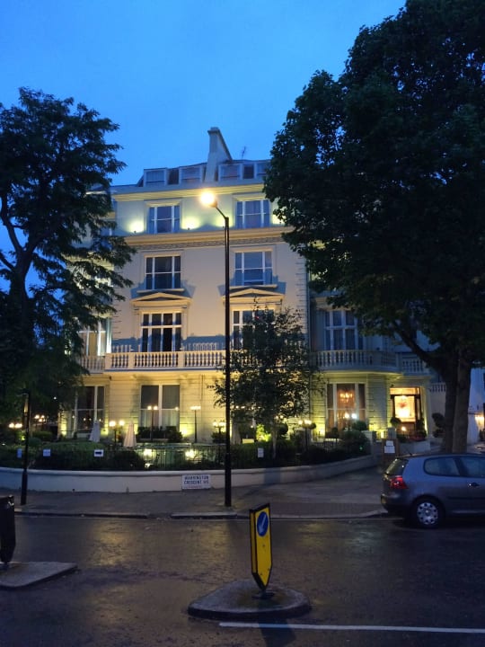 Blick von der U-Bahn Station kommend Hotel The Colonnade